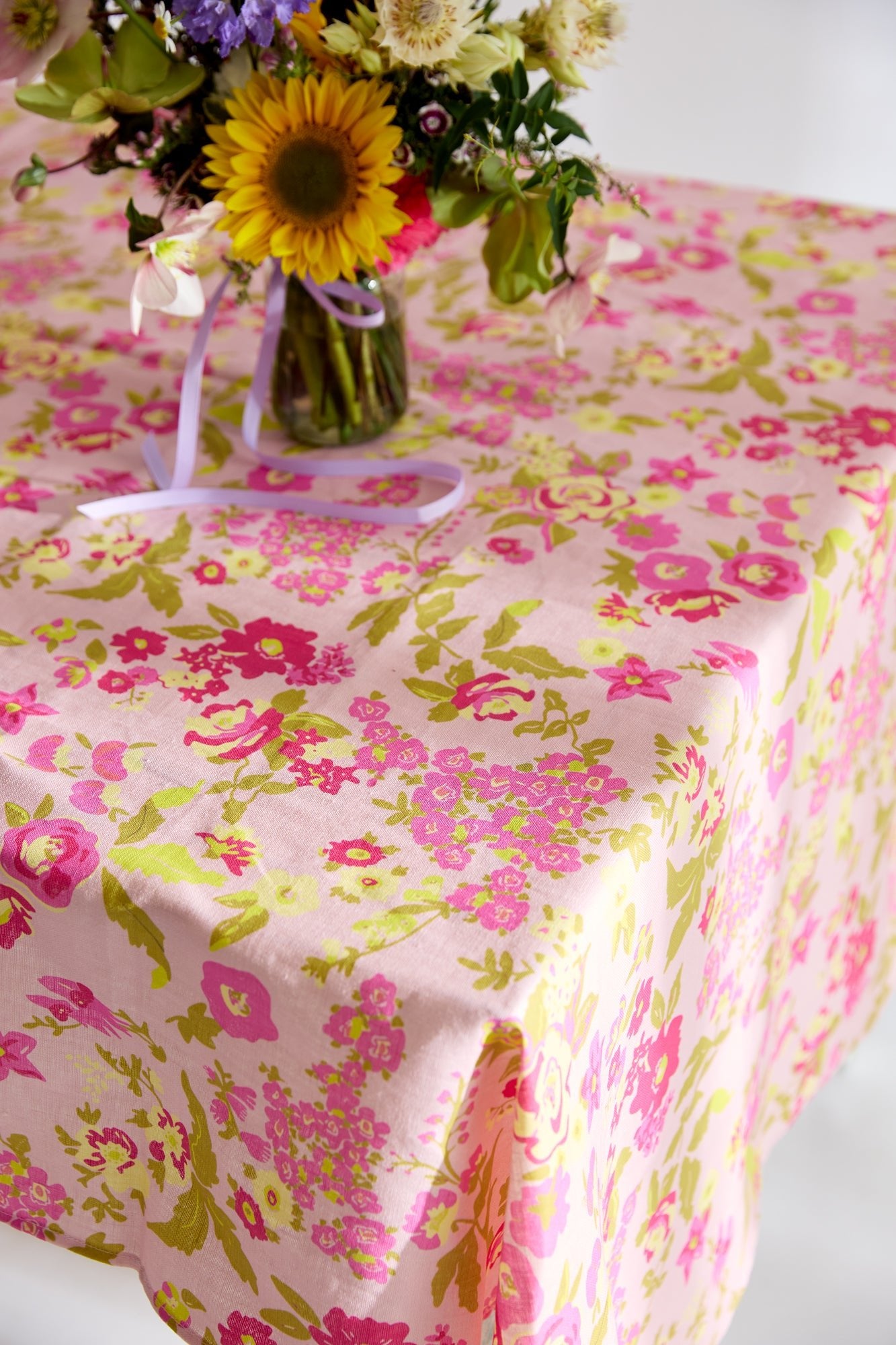 Garden Party 2.0 tablecloth - Dancing with juniper