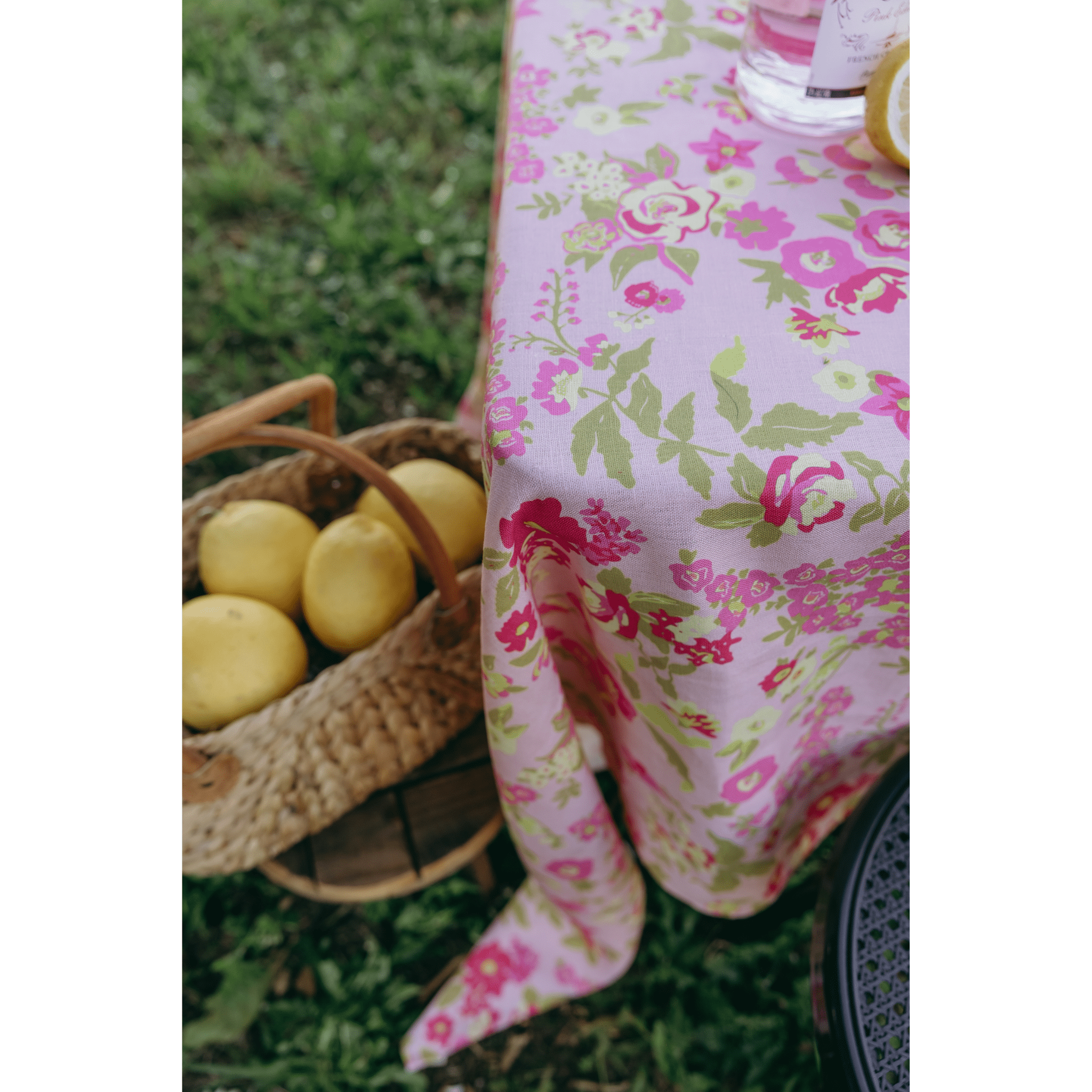 Garden Party 2.0 tablecloth - Dancing with juniper