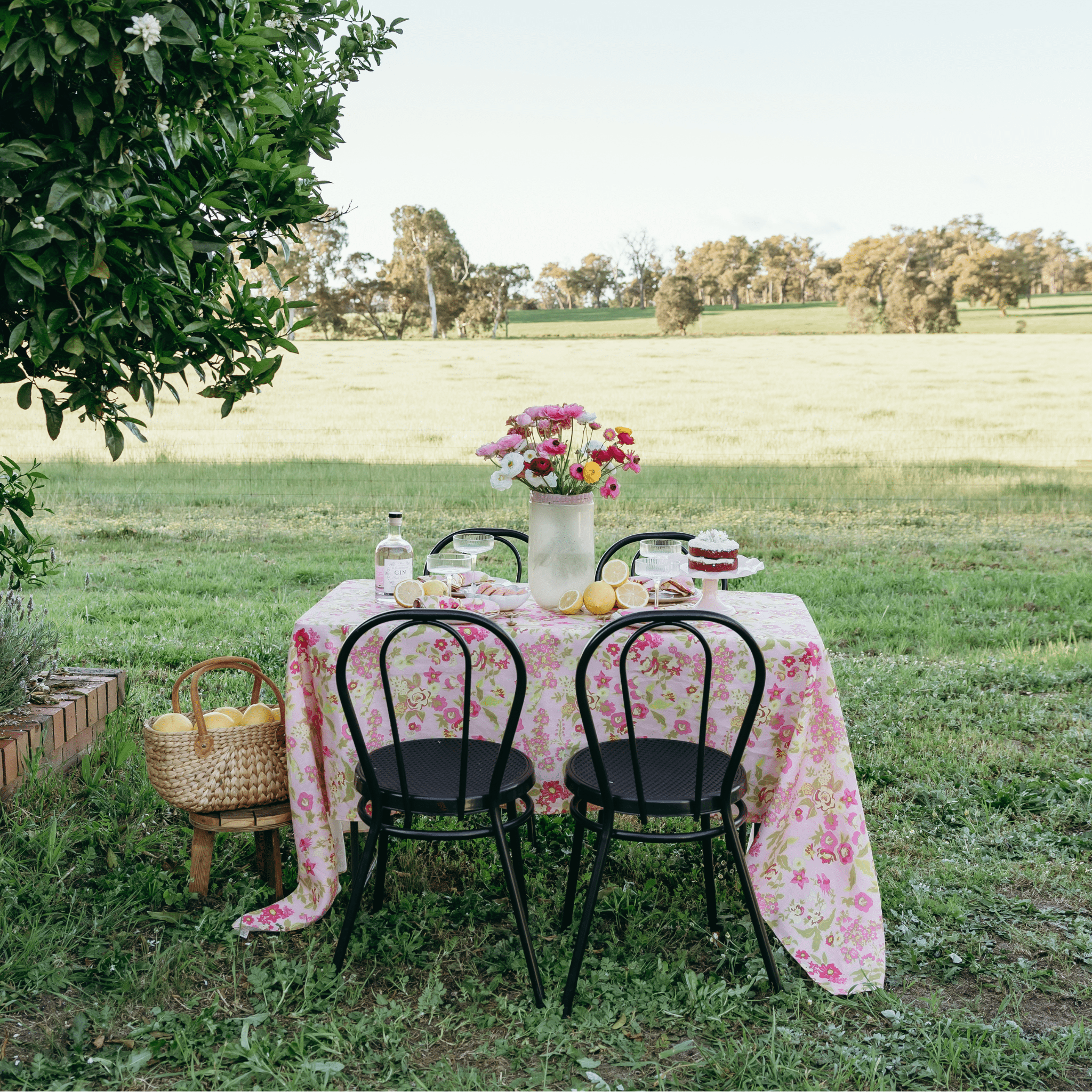 Garden Party 2.0 tablecloth - Dancing with juniper
