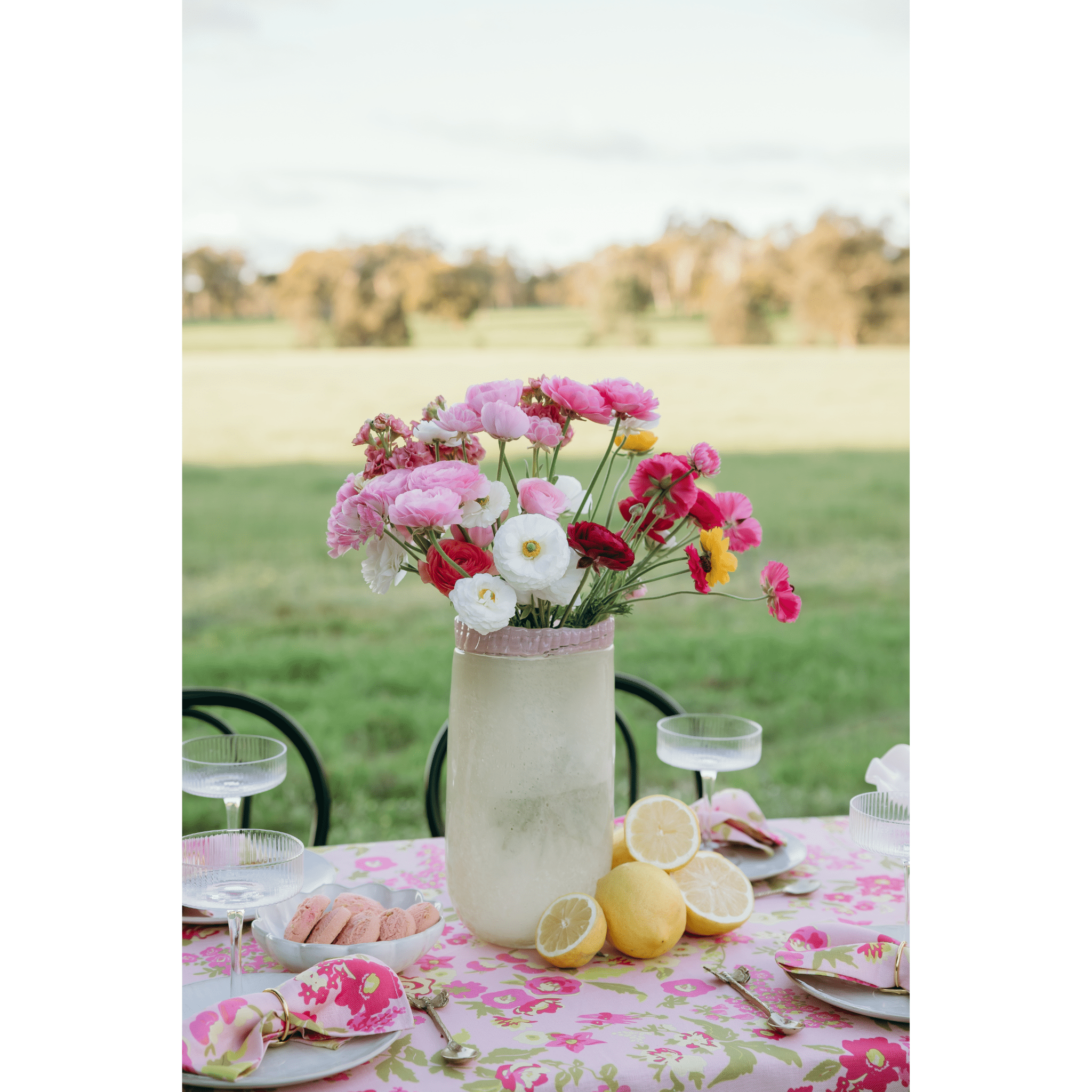 Garden Party 2.0 tablecloth - Dancing with juniper