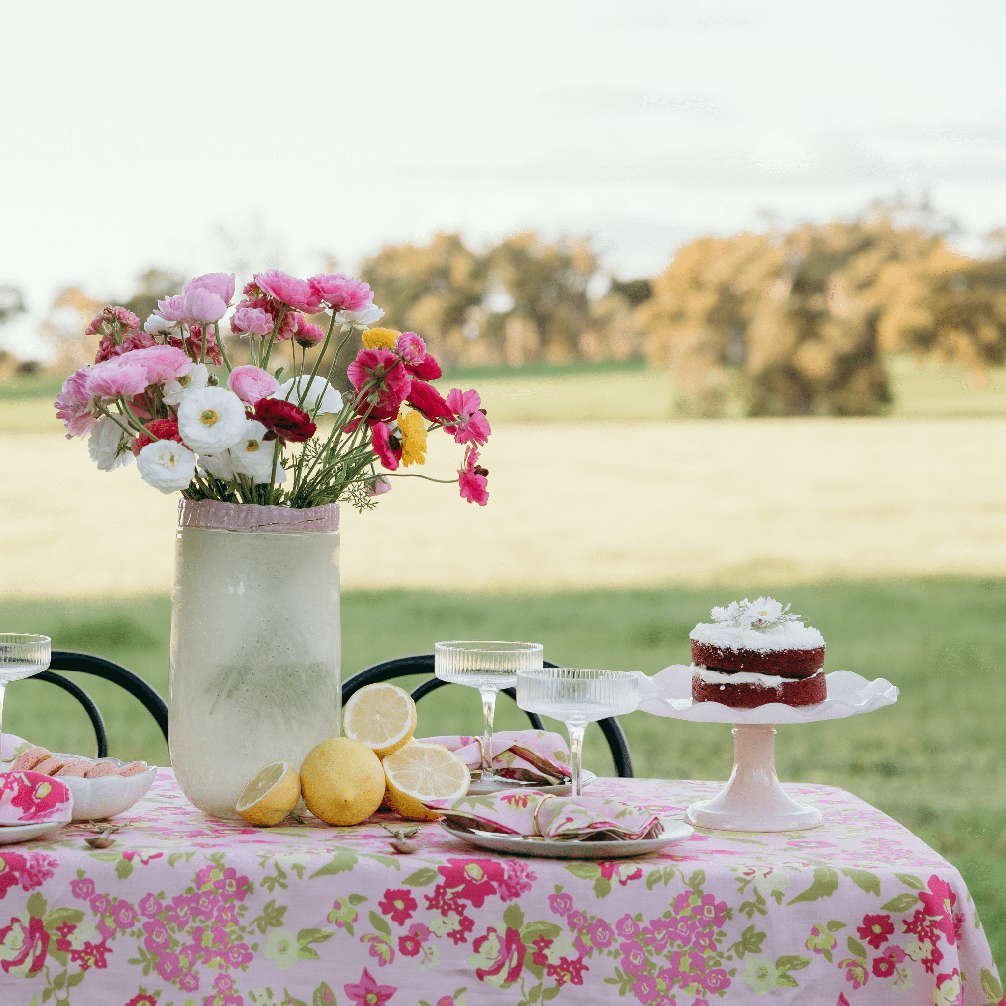 Garden Party 2.0 tablecloth - Dancing with juniper