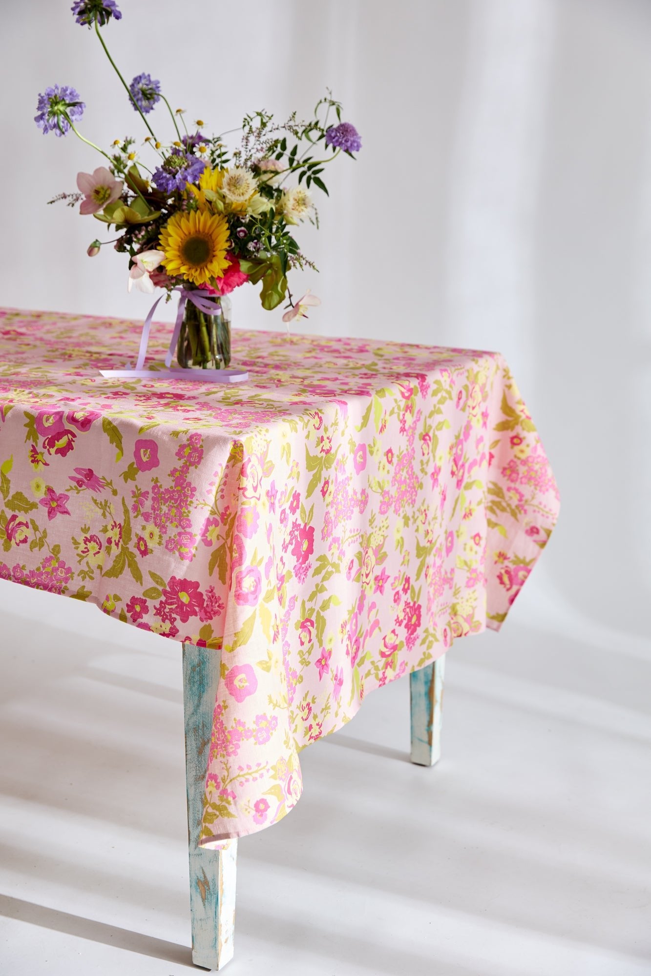Garden Party 2.0 tablecloth - Dancing with juniper